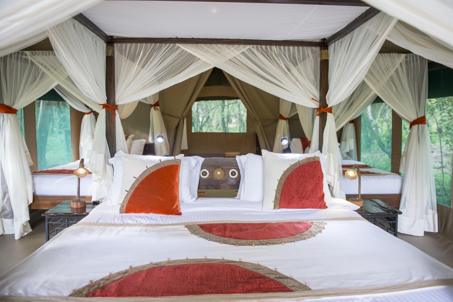 Bett mit Moskitonetz