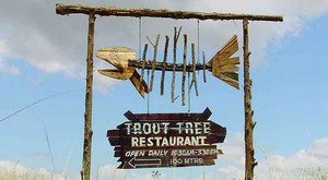 Trout Tree Restaurant Schild