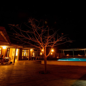 Poolbereich bei Nacht