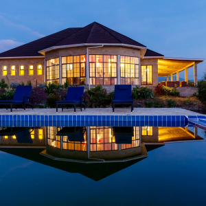 blick_auf_pool_und_lodge