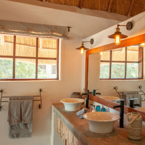 Kafunta River Lodge Luxury Suite Badezimmer