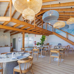 Speisebereich und Aufgang Lounge
