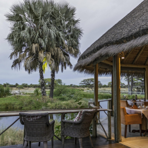 terrasse_mit_naturwasserloch_blick