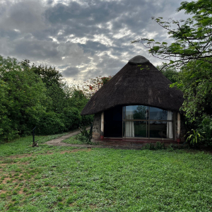 cottage_lakealbertsafari