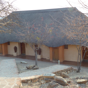 zimmer_aussenaussicht_opuwocountrylodge