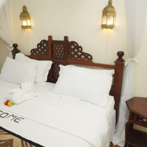 Doppelbett mit Welcome Dekoration