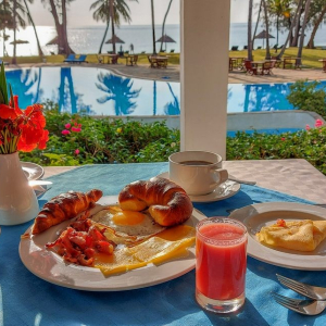 Frühstück am Pool