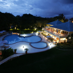 Pool und Hauptgebäude